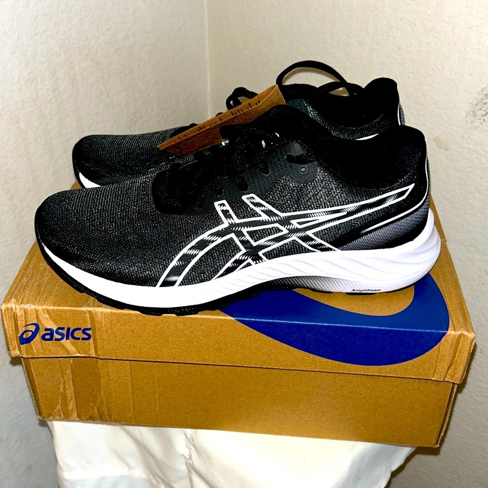 Brand New Women’s ASICS Gel Excite Black/White Size 8 1012B182-002
